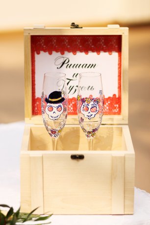 Аксессуары для свадьбы: бокалы с ручной росписью и сундучок для пожеланий